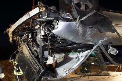 Oelbronn-Duerrn: Verkehrsunfall auf der B294 in Hoehe des Parkplatzes - 19-jaehrige Frau wird mittelschwer Verletzt