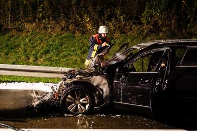 Kirchheim-Teck: PKW brennt voellig aus auf der A8