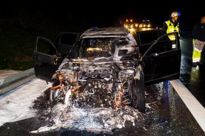 Kirchheim-Teck: PKW brennt voellig aus auf der A8