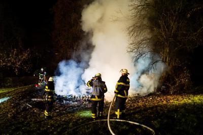 GP - Holzheim: Huette steht in Flammen