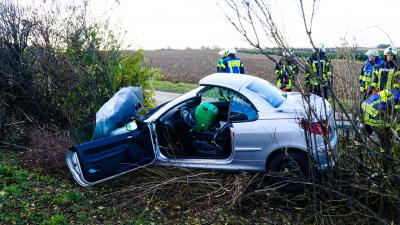 Asperg: PKW kommt von der Fahrbahn ab