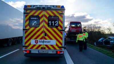 Asperg: PKW kommt von der Fahrbahn ab