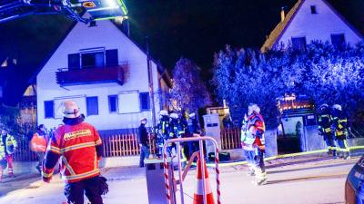 Asperg: Brand einer Pergola sorgt fuer Feuerwehr Einsatz