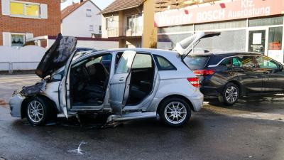 Boeblingen: Mercedes brennt im Motorraum