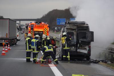 Wendlingen: Transporter brennt voellig aus auf der A8