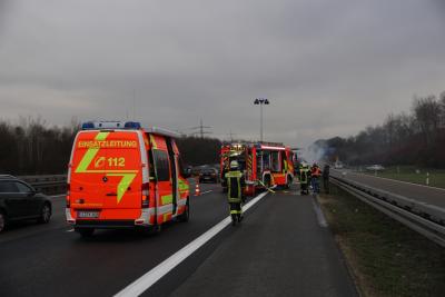 Wendlingen: Transporter brennt voellig aus auf der A8