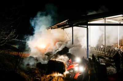Bad Ditzenbach: 250 Strohballen stehen in Flammen - Bauer kann Tiere noch retten