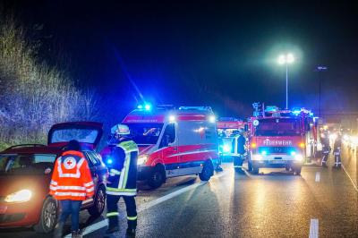 Kirchheim-Teck: Urlaub endet im Totalschaden -  Vier Verletzte bei Kollision mit Wohnmobil darunter zwei Kleinkinder