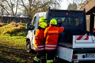Hattenhofen: Unbekannter leert Oel in Graubach - Feuerwehr im Einsatz