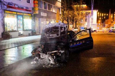 Goeppingen: Pkw brennt in der Fussgaengerzone
