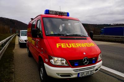 Aichelberg: Pkw nimmt falsche Ausfahrt und prallt gegen Laermschutzwand auf der A8