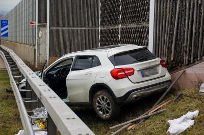 Aichelberg: Pkw nimmt falsche Ausfahrt und prallt gegen Laermschutzwand auf der A8