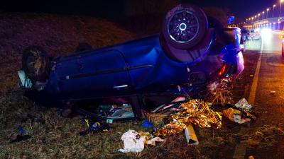 Stuttgart: PKW kommt von Autobahn ab und ueberschlaegt sich