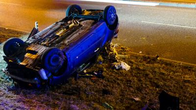 Stuttgart: PKW kommt von Autobahn ab und ueberschlaegt sich