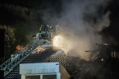 NACHTBILDER! Waiblingen: Wohnhaus in Vollbrand - Flammen schlagen Meterhoch