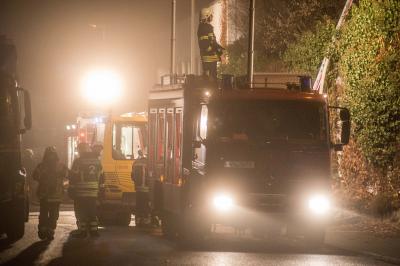 NACHTBILDER! Waiblingen: Wohnhaus in Vollbrand - Flammen schlagen Meterhoch