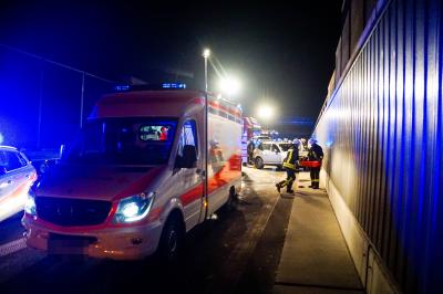 Gruibingen: Gegen die Leitplanke geprallt/ Rettungskraefte bargen einen Autofahrer am Dienstag bei Gruibingen.