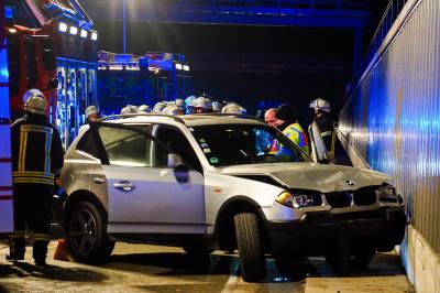 Gruibingen: Gegen die Leitplanke geprallt/ Rettungskraefte bargen einen Autofahrer am Dienstag bei Gruibingen.