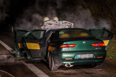 A81/Pleidelsheim: Alfa-Romeo geht waehrend der Fahrt in Flammen auf
