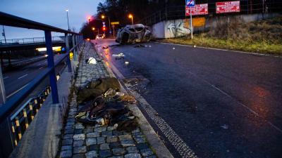 Stuttgart: Feuerwehrmaenner retten Fahrer aus brennendem Fahrzeug