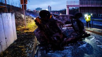 Stuttgart: Feuerwehrmaenner retten Fahrer aus brennendem Fahrzeug