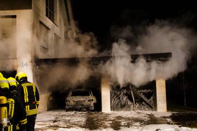 Bochingen: Garagenvollbrand loest Grosseinsatz in  der Silvesternacht aus 