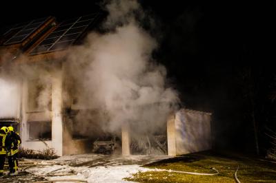 Bochingen: Garagenvollbrand loest Grosseinsatz in  der Silvesternacht aus 