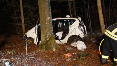 Jettingen: PKW schanzt in Wald-zwei schwer verletzte