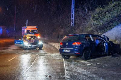 Stuttgart-Weinsteige: Toedlicher Crash! 25-Jaehriger kracht mit ueber 100 km/h gegen eine Wand