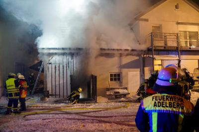 Adelberg: Anbau in Flammen - Feuerwehr kaempft bei -15 âˆ˜ C gegen die Flammen
