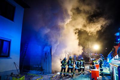 Adelberg: Anbau in Flammen - Feuerwehr kaempft bei -15 âˆ˜ C gegen die Flammen