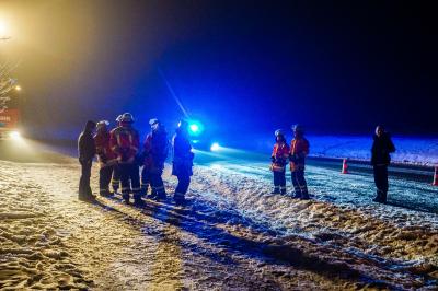 Schlierbach: Pizzakurier kommt mit Pkw von Fahrbahn ab und prallt gegen Schild