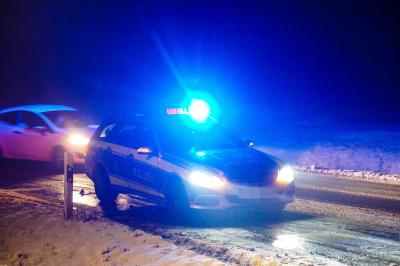 Schlierbach: Pizzakurier kommt mit Pkw von Fahrbahn ab und prallt gegen Schild