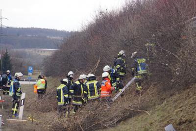 Kirchheim-Teck: Pkw kommt von Fahrbahn ab und landet im Gebuesch 