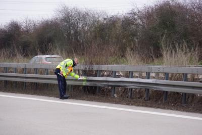 Kirchheim-Teck: Pkw kommt von Fahrbahn ab und landet im Gebuesch 