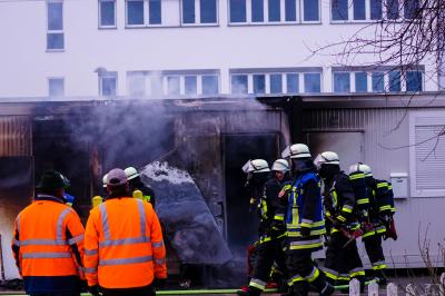 Eislingen: Wohncontainer vollstaendig ausgebrannt  - Drei Bewohner wurden verletzt