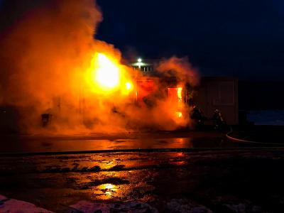 Eislingen: Wohncontainer vollstaendig ausgebrannt  - Drei Bewohner wurden verletzt