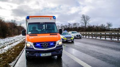 Ammerbuch/Gaeufelden: PKW kommt von Autobahn ab - Beifahrer wird aus PKW geschleudert