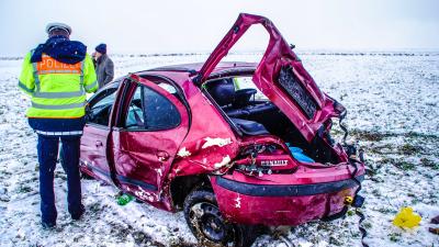Ammerbuch/Gaeufelden: PKW kommt von Autobahn ab - Beifahrer wird aus PKW geschleudert