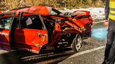Weil der Stadt: PKW geraet in Gegenverkehr - Zwei Personen muessen aus PKW befreit werden