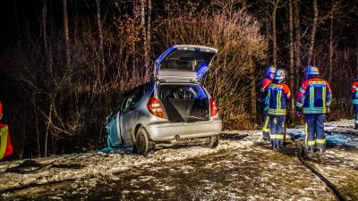 Weil der Stadt: PKW geraet in Gegenverkehr - Zwei Personen muessen aus PKW befreit werden