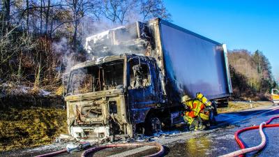 Leonberg: LKW brennt auf Autobahn aus