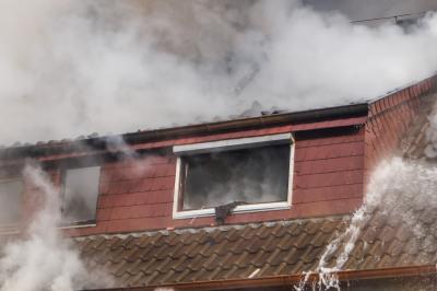 Vaihingen/Enz-Aurich: Wohnhaus komplett ausgebrannt - Schwierige Loescharbeiten auf Grund sofort gefrierendem Loeschwasser