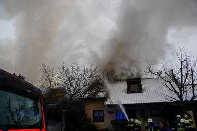 Kirchheim-Teck: Zwei Gebaeude brennen in voller Ausdehnung - Zwei Feuerwehrleute verletzt - Zwei Hunde Gerettet