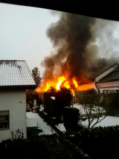 Kirchheim-Teck: Zwei Gebaeude brennen in voller Ausdehnung - Zwei Feuerwehrleute verletzt - Zwei Hunde Gerettet