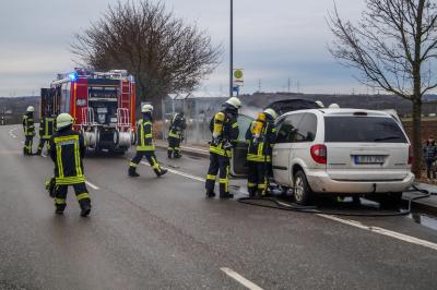 Pleidelsheim: Gasbetriebener PKW brennt im Motorraum