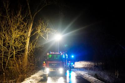 Waldhausen: Auto prallt gegen Baum - 47-Jaehriger lebensgefaehrlich Verletzt