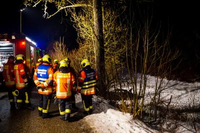 Waldhausen: Auto prallt gegen Baum - 47-Jaehriger lebensgefaehrlich Verletzt