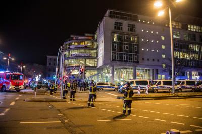 Stuttgart: Feueralarm entpuppt sich als mutmasslichen Amokalarm - Grosseinsatz - Personen koennen nach 4 Stunden Gebaeude verlassen 