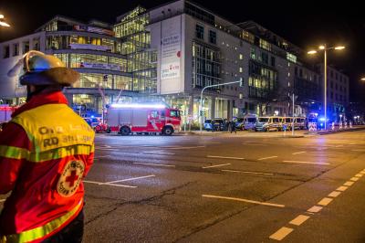 Stuttgart: Feueralarm entpuppt sich als mutmasslichen Amokalarm - Grosseinsatz - Personen koennen nach 4 Stunden Gebaeude verlassen 